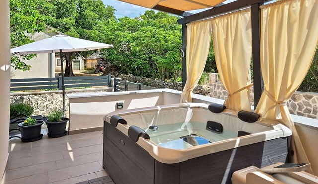 Beautiful private villa for 2 people with hot tub, internet, A/C, terrace and pets allowed in Vodice