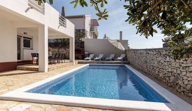 Beautiful private villa for 10 people with A/C, private pool, WIFI, TV, terrace and pets allowed
