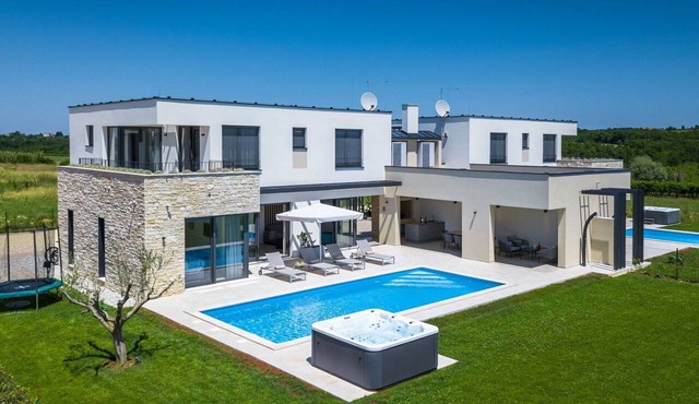 Beautiful private villa with WIFI, A/C, private pool, hot tub, TV, terrace and pets allowed