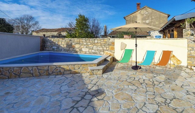 Beautiful villa for 5 guests with A/C, WIFI, private pool, TV, terrace and pets allowed