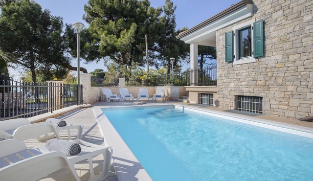 Beautiful villa for 8 guests with WIFI, A/C, private pool, TV and terrace