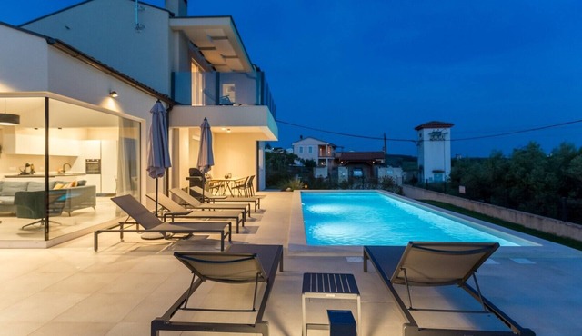 Beautiful Villa N with swimming pool