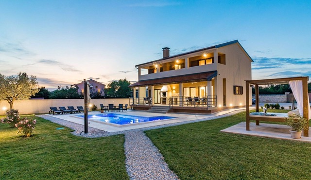 Beeindruckende Luxusvilla mit beheiztem Privatpool by Interhome