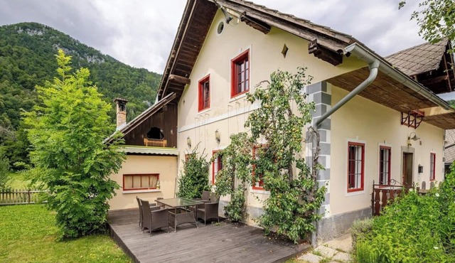 Bela Luna—Charming Garden Cottage near Lake Bled in Bohinjska Bela