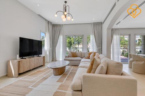 Brand new Large Villa JVT Private Garden in Dubai