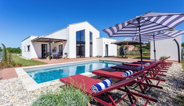 Brand new modern Villa with pool ,completely fenced.