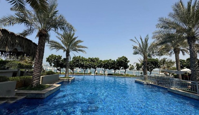 Bright 2 Bedroom Apartment, Beach & Pool Access in Dubai