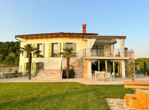Ca' S Lorenz - A Luxury 100m2 Apartment in a Chic Vineyard Villa in Dobrovo