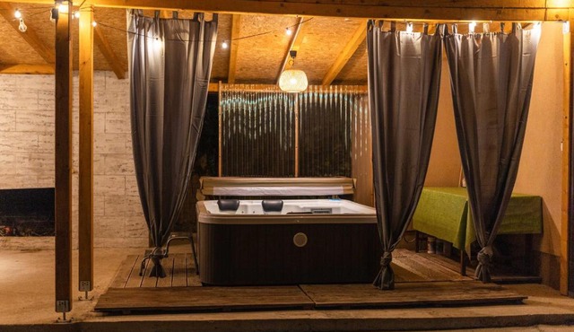 Casa Bella Fruška Gora with HOT TUB in Petrovaradin