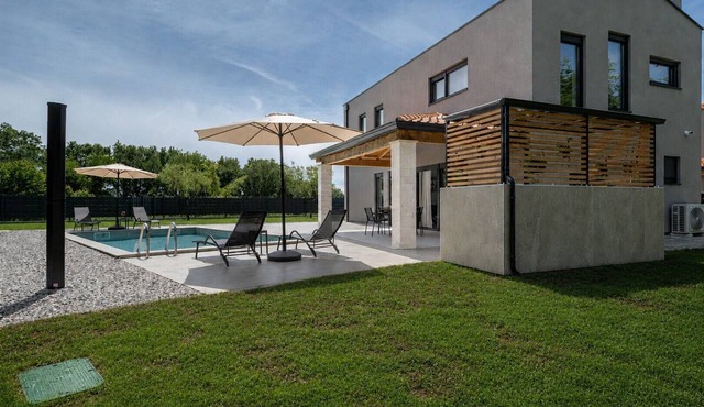 Casa Vita – The Peaceful Istrian Retreat Modern holiday home for up to 4 guests with a private pool, set in a quiet and green environment near Poreč and Rovinj. in Radetici