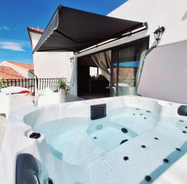 -CasaCalla-large terrace and Jacuzzi in Okrug Donji