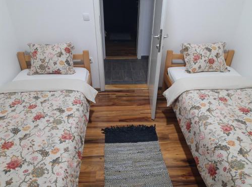 Chalets & Rooms Čarda Šebešfok in Svajcarnica