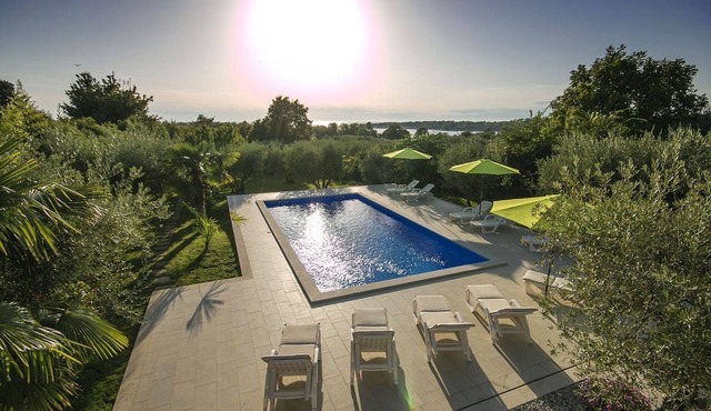 Charming flat just 400 metres from the beach with large pool, private terrace, barbecue, sun loungers
