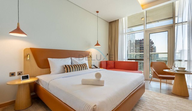 Charming Studio with a Skyline View Balcony, Easy Access to Main Roads in Dubai
