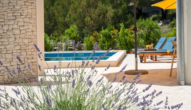 Charming Villa 20m from the Beach, Pool, 6 bedrooms, Garden, Free WiFi & Parking