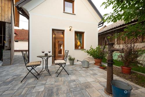 Cherry house - cosy house - ideal for bear watching, in the neighborhood of the medieval Snežnik castle in Stari Trg pri Ložu