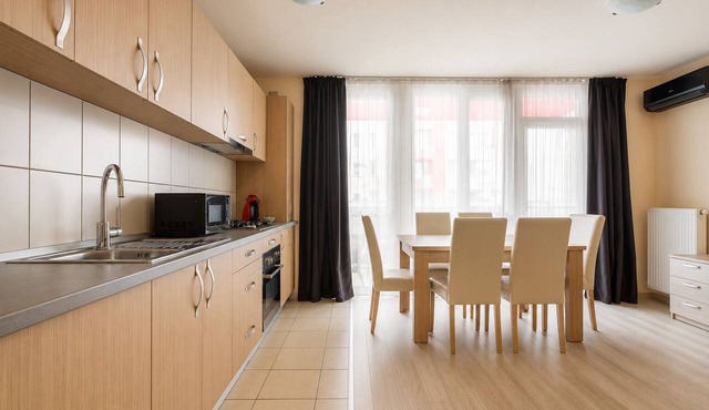 City Oasis Studio in Oradea with Balcony Fast WiFi Self Check-in AC in Oradea