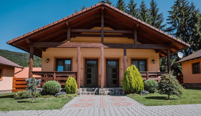 Complex turistic Han Pescaresc in Eremitu
