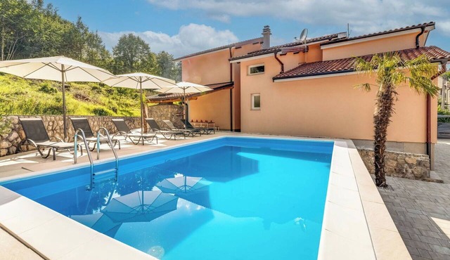Cosy apartment for 4 guests with pool, hot tub, WIFI, A/C, TV, terrace and panoramic view in Rijeka
