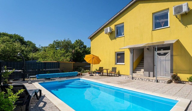 Cosy apartment for 4 people with WIFI, pool, terrace and pets allowed in Rijeka