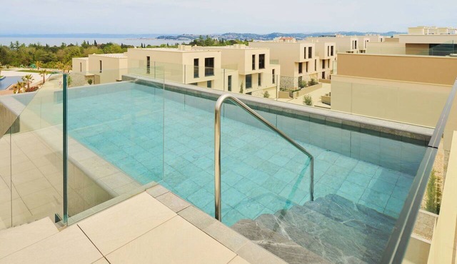 Cosy apartment in villa for 8 guests with WIFI, A/C, pool, hot tub, TV and terrace in Umag