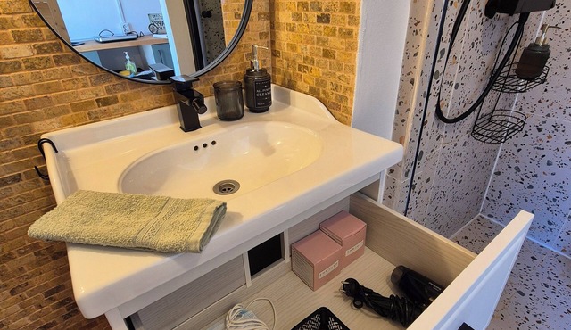 Cozy 1-bedroom studio in serene Sibiu with AC in Sibiu