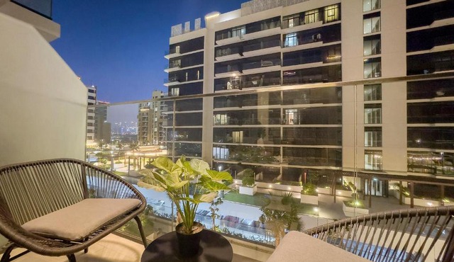 Cozy 1BR with Pool View & Balcony in Dubai