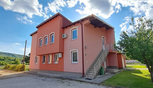 Cozy Apartment near Sarajevo & Visoko Pyramids in Ilijaš