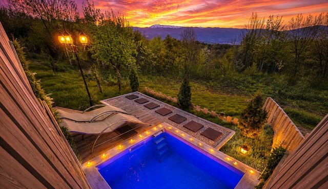 Cozy Chalet with Jacuzzi, Heated pool & Sauna Montebliss in Miljevići