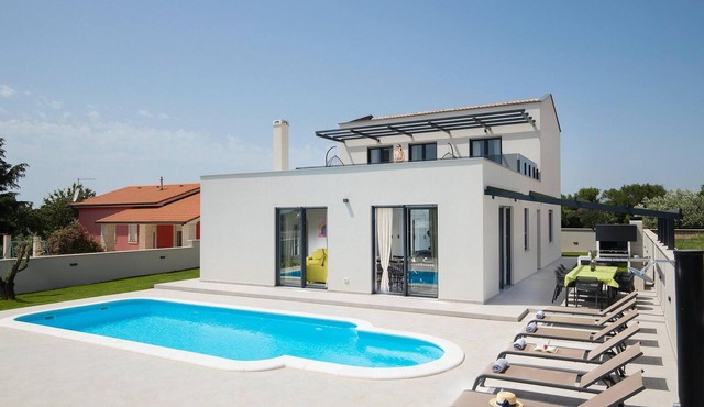 Cozy home in Pula with private swimming pool, can be inside or outside