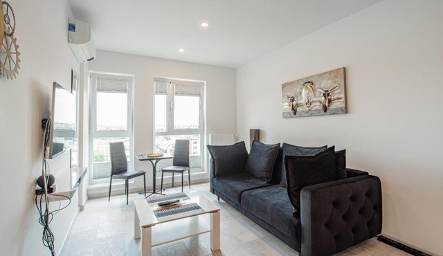 Cozy Penthousestudio Cityview W12 in Bucharest
