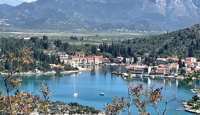 Croatia, Dalmatia! Charming apartment in the fishing village of Blace, right on the water!