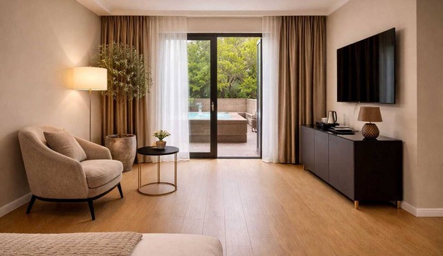 Deluxe Suite with Private Outdoor Jacuzzi & Terrace
