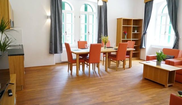 Deluxe Two-Bedroom Apartment with Castle&Garden View in Cerknica