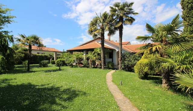 Dog-friendly holiday home with Mediterranean garden, just 650 metres from the beach
