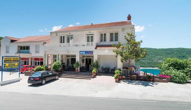Double Room with balcony and breakfast in Neum