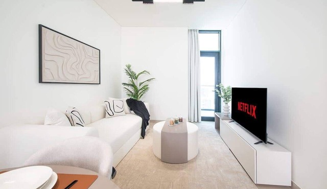 Dubai Luxury Apartment w/Pool & Gym, Near Cafes in Dubai