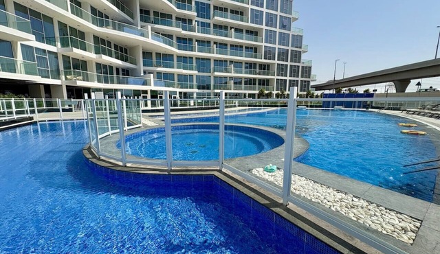 Dubai Studio Retreat – Pool, Gym, Balcony & Queen Bed for Two in Dubai