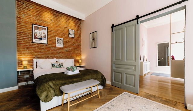 Ela's Chic Apartment - Ultracentral, Old Town in Brașov