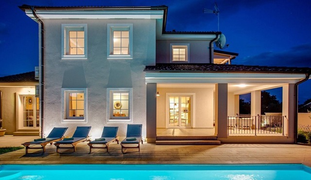 Elegant Villa Tempera with heated swimming pool in Marcana