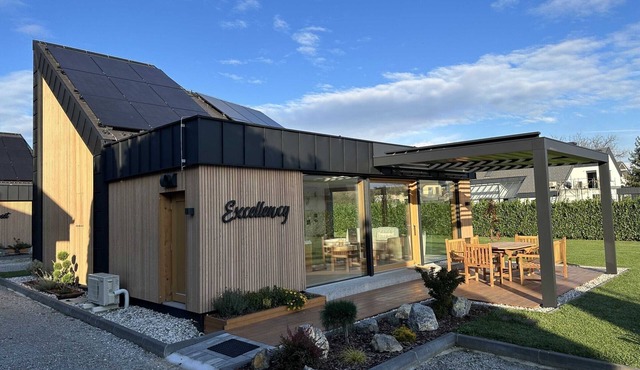 Elegant Warm Bliss Hideaway Escape Lodge - Holiday Home with Hot-Tub and Sauna in Sencur