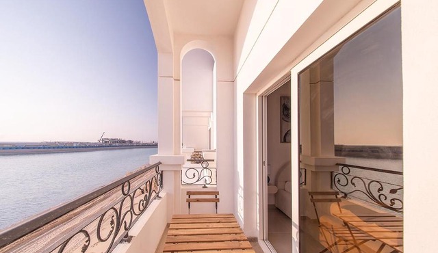 Elegant Waterfront Villa W Sunset Terrace in Al Ḩamrīyah