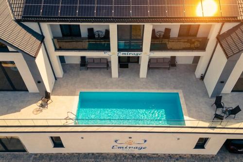 Emirage Luxury Villa Infinity Pool and Spa in Bran