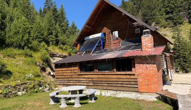 Ereniku Alpine Cabin-Riverfront Escape in Deçan