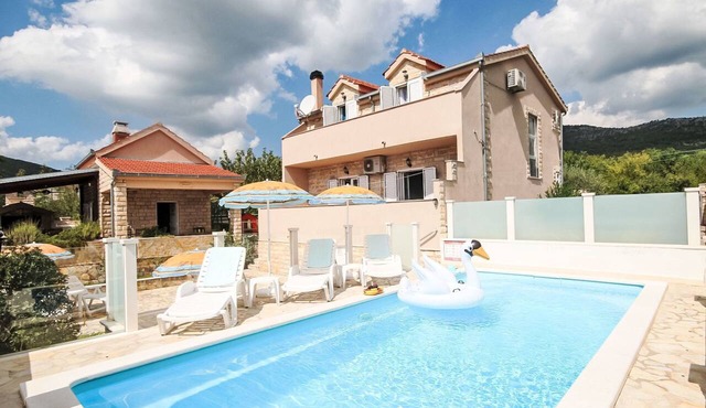 für 8 Personen mit privatem Swimmingpool im Hinterland von Split by Interhome in Neoric