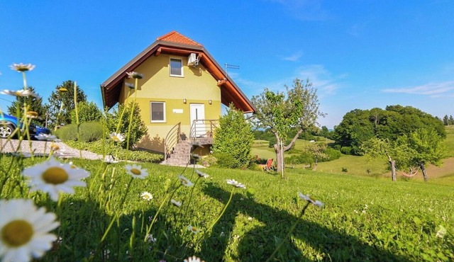 Family Duplex with Balcony – Peaceful Countryside Retreat in Ribnica