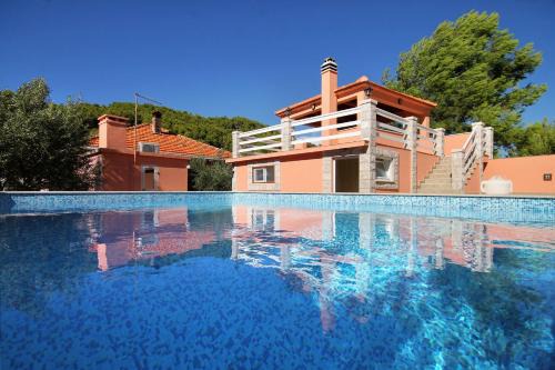 Family-friendly apartments with swimming pool Smokvica, Korcula - 9161 in Smokvica