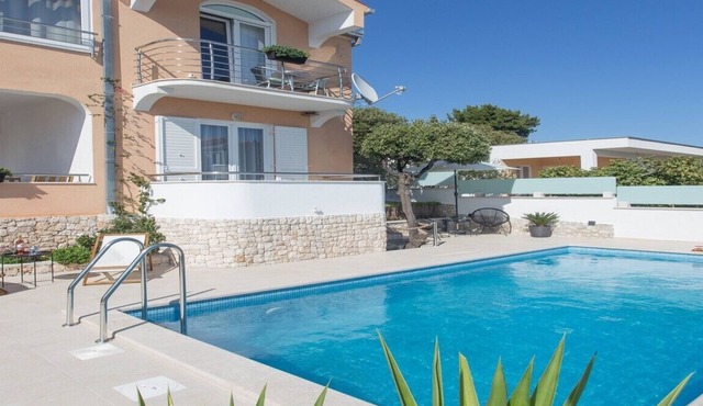 Family friendly house with the pool in Sevid