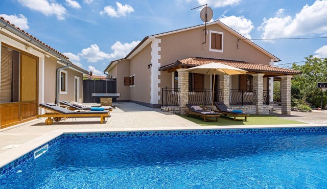 Family Retreat House Begonija with Pool and BBQ