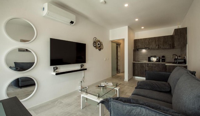 Fancy Penthouse Studio with Lakeview W10 in Bucharest